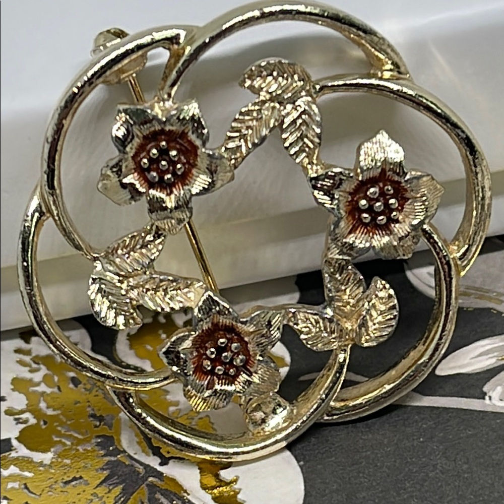 Sarah Coventry circa 1975 Elegant Gold tone  Floral Brooch pin - Picture 8 of 10